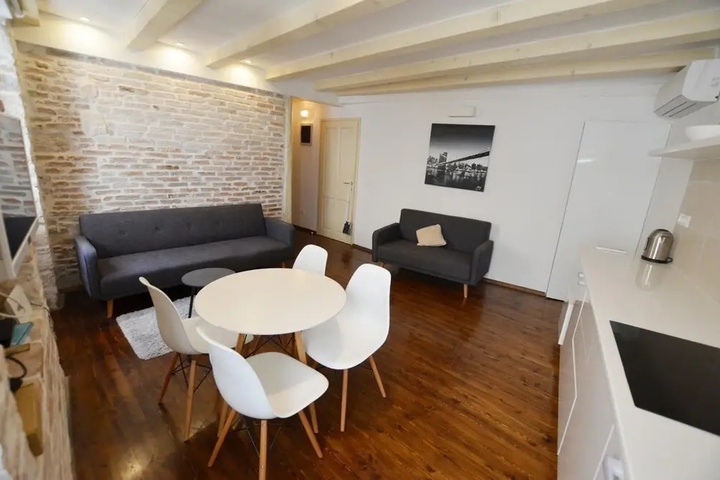 Room 4 of 10