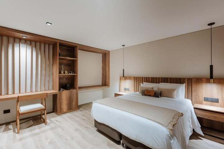 Room 7 of 12