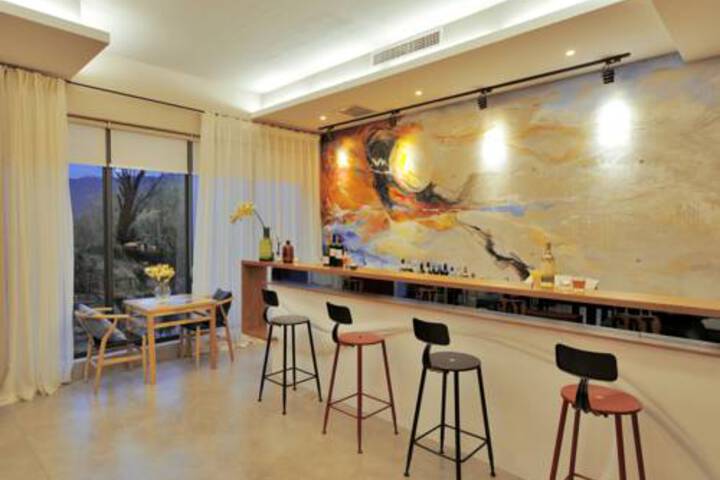 Lounge 2 of 27