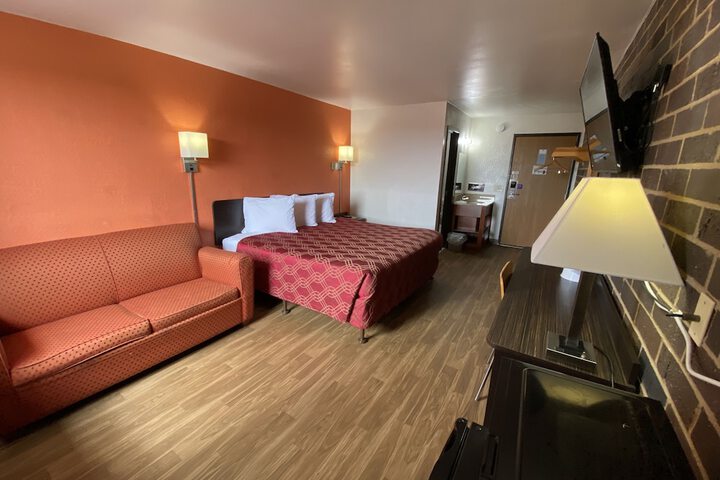 Deluxe Single Queen Bed (3 of 15)