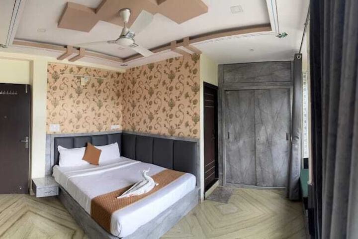 Room 4 of 17