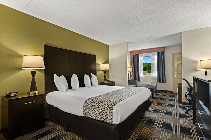 1 King Bed Microwave and Refrigerator WiFi Continental Breakfast (10 of 26)