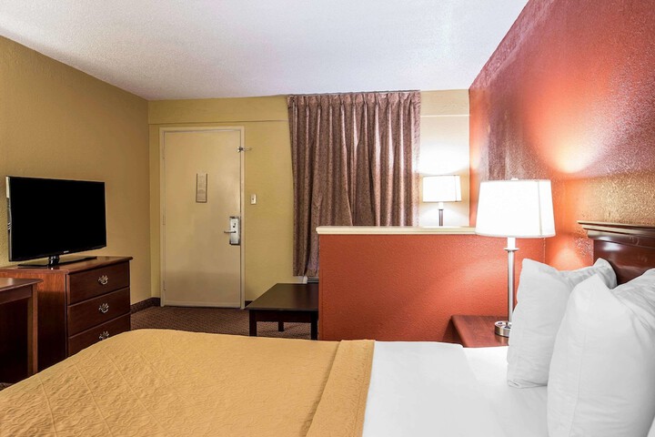 1 King Bed (1 of 10)