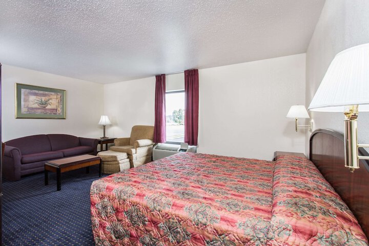 1 Queen Bed (9 of 11)