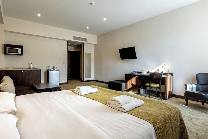 Room 4 of 82