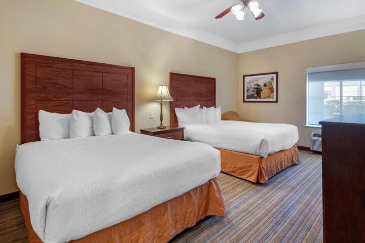 2 Queen Beds Microwave and Refrigerator High Speed Internet Accessible Pillowtop Bed Coffee Maker Full Breakfast (9 of 13)