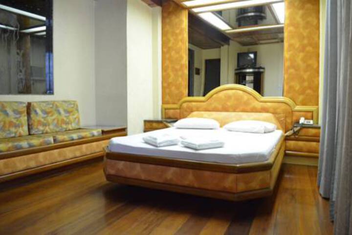 Challon Suites / Hotel