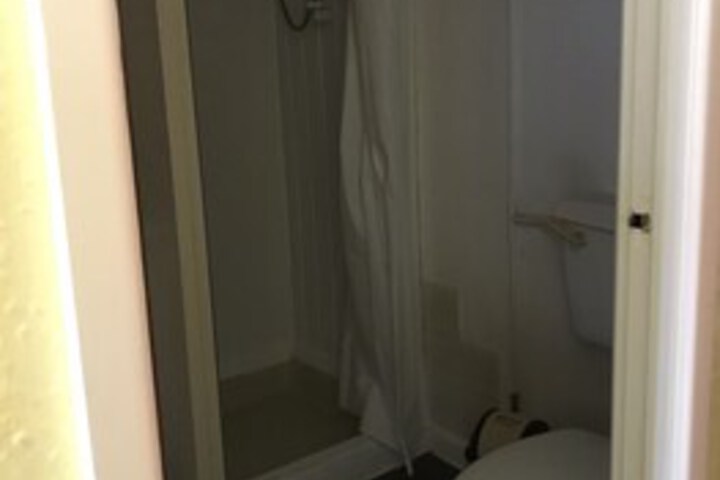 Room 4 of 28