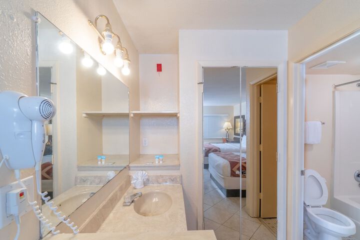 Deluxe 2 Queen Beds (7 of 9)
