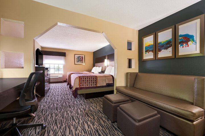 2 Queen Beds Microwave and Refrigerator WiFi Full Breakfast (1 of 15)