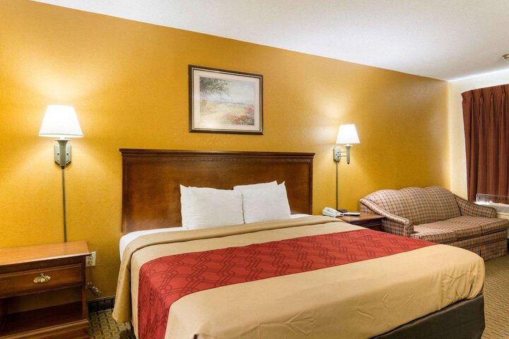 1 King Bed (4 of 12)