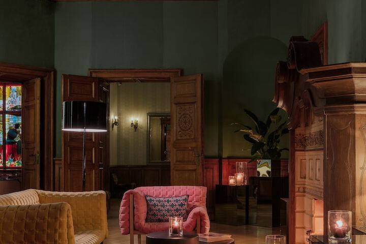 Lounge 67 of 75