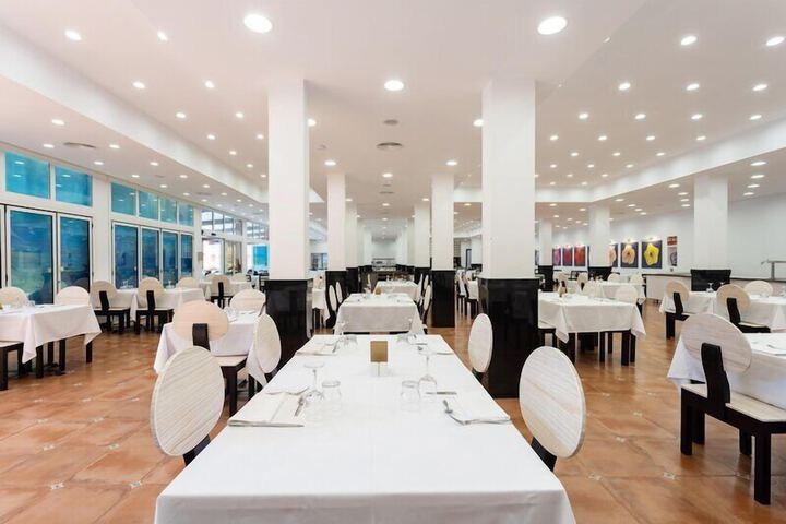 Ballroom/Hall 83 of 109