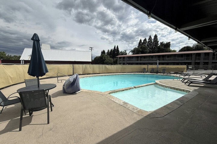 Pool 29 of 39