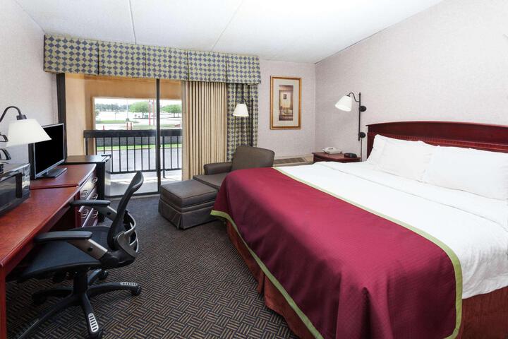 1 King Bed (2 of 5)