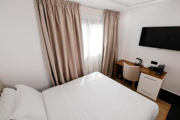 Room 6 of 32