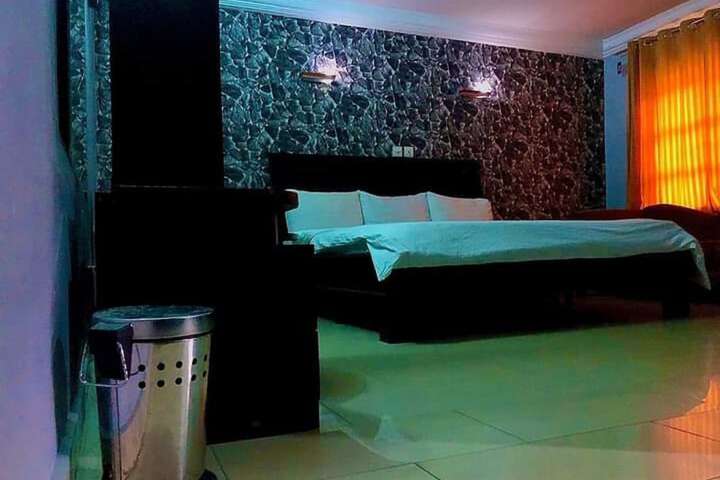 Room 6 of 27