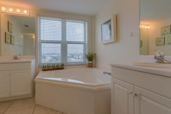 Room 27 of 169