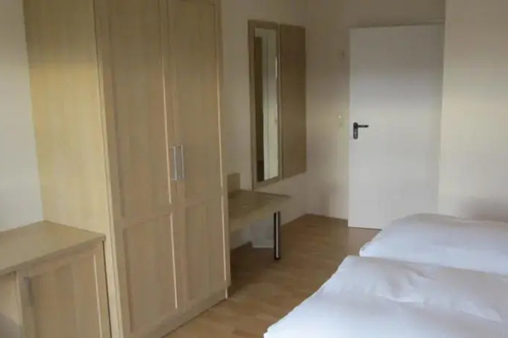 Room 2 of 10