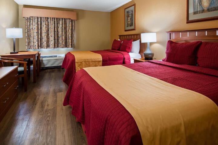 2 Queen Beds High Speed Internet Accessible Microwave, Refrigerator Continental Breakfas (3 of 5)