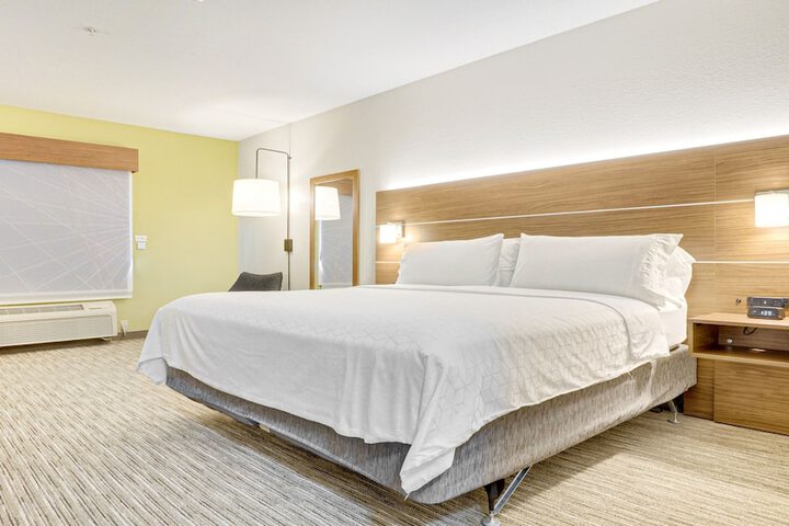 Room 4 of 28