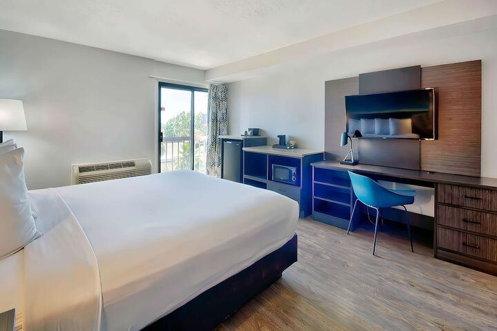 1 King Bed (5 of 23)