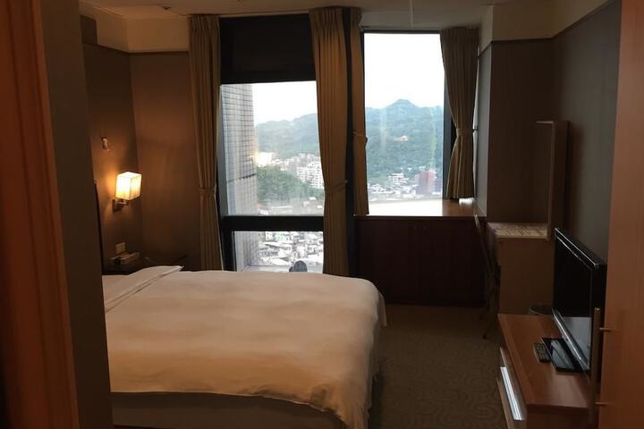 Room 6 of 35