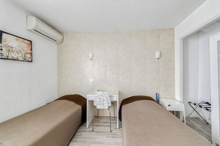 Room 4 of 32
