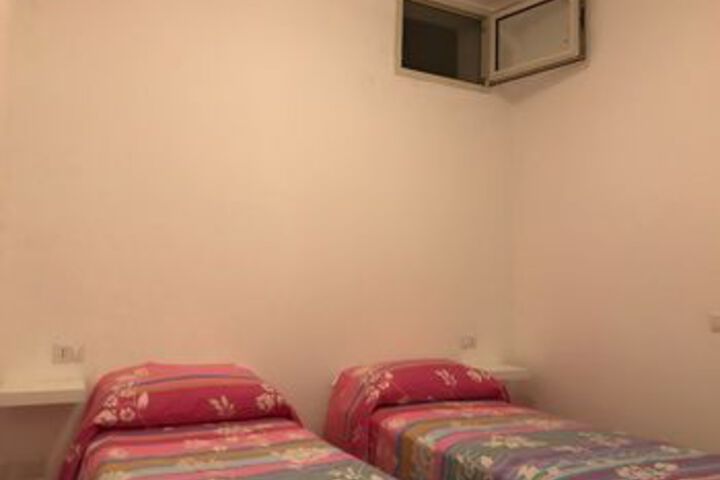 Room 5 of 10