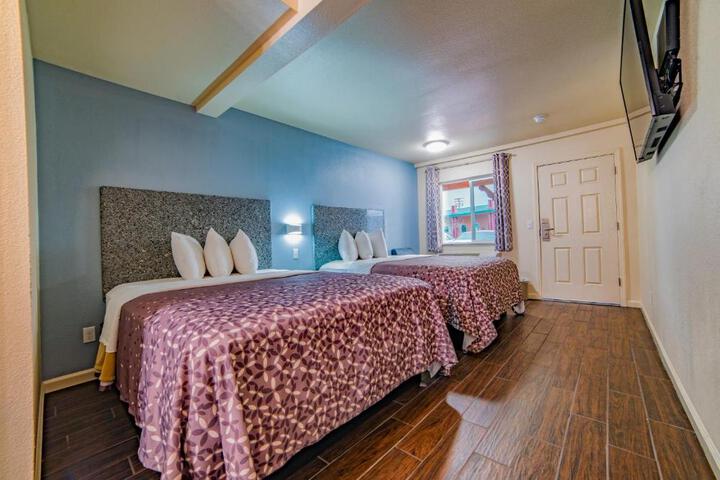 1 Queen Bed (8 of 10)