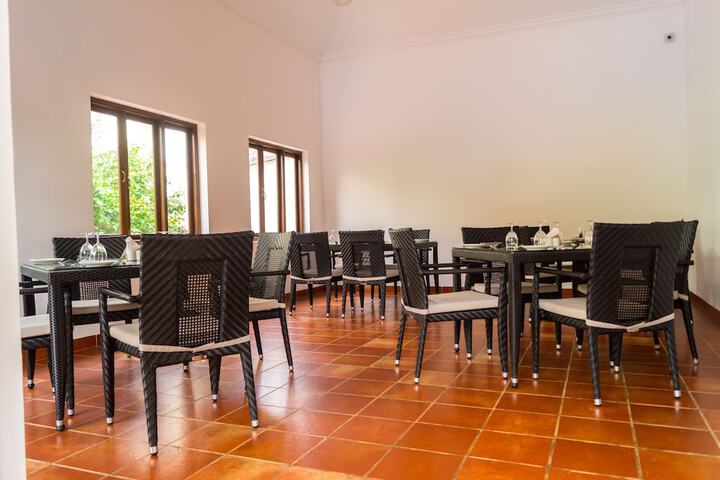 Lounge 24 of 41