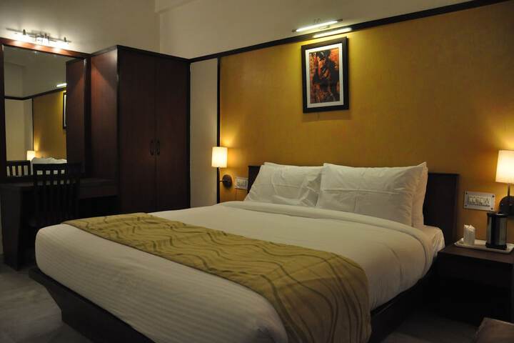 Room 6 of 12