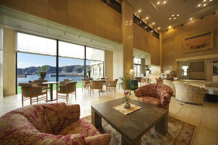 Lobby lounge