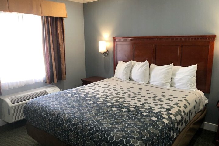 Standard | King Bed (3 of 7)
