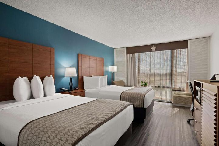 Double Accessible Queen Size Bed (1 of 18)