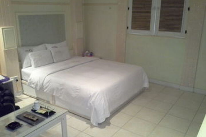 Room 50 of 68
