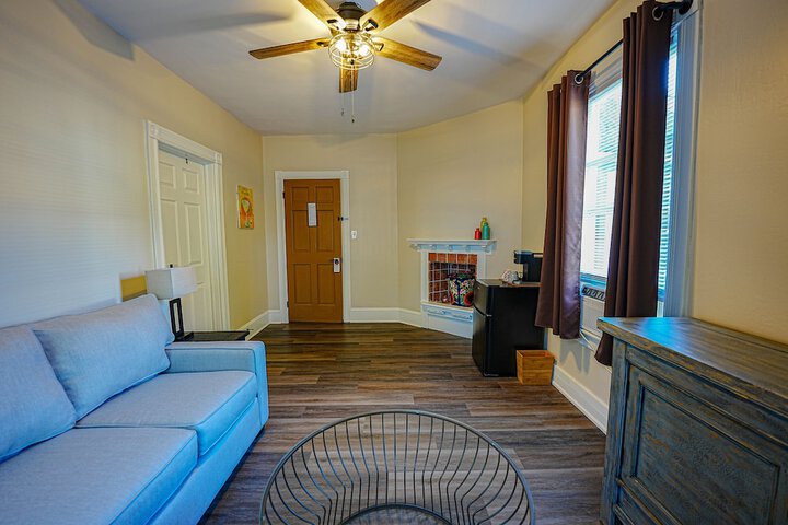 1 Queen Bed (40 of 40)