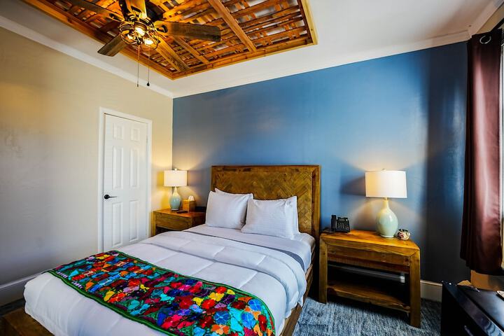 1 Queen Bed (25 of 40)
