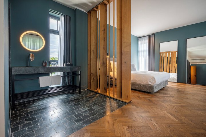 Room 10 of 94