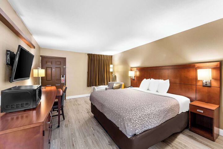1 King Bed (8 of 10)