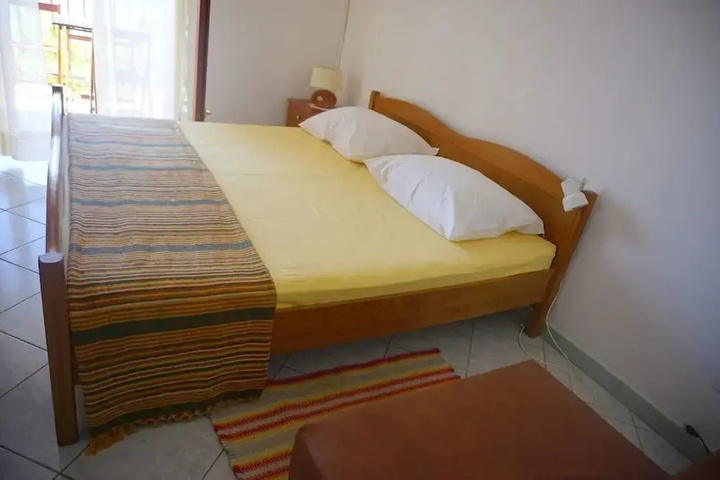 Room 2 of 10