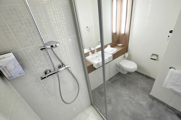 Room 6 of 27