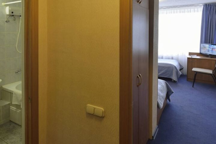 Room 25 of 99