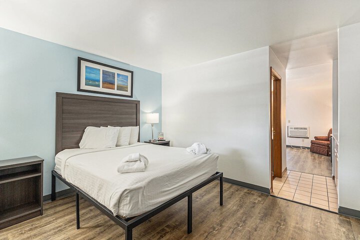 2 Bedrooms Traditional Suite King and Queen Bed Pool View Balcony (39 of 46)