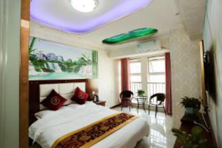 Room 10 of 12