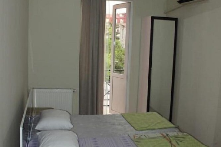 Room 6 of 8