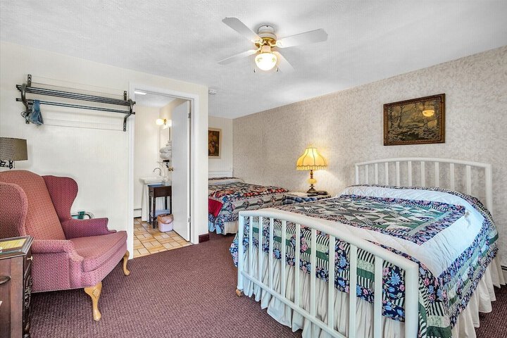 Economy Double Room (4 of 6)