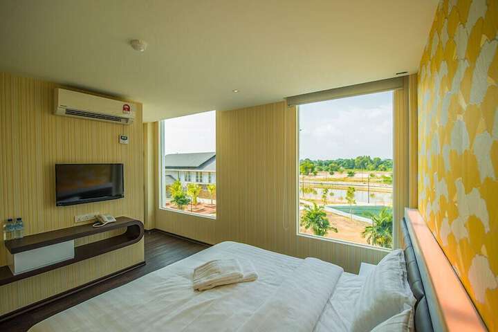 Room 8 of 28