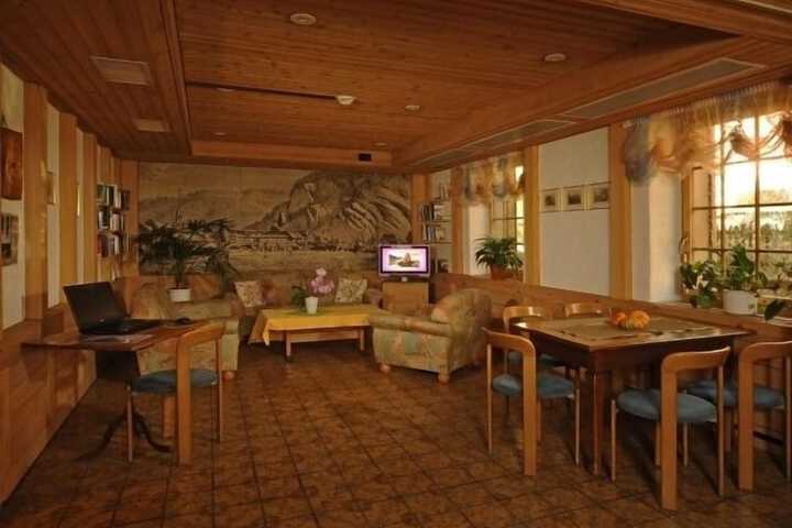 Lounge 14 of 21