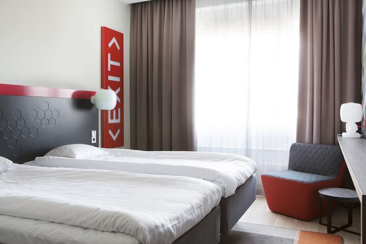 Room 16 of 74